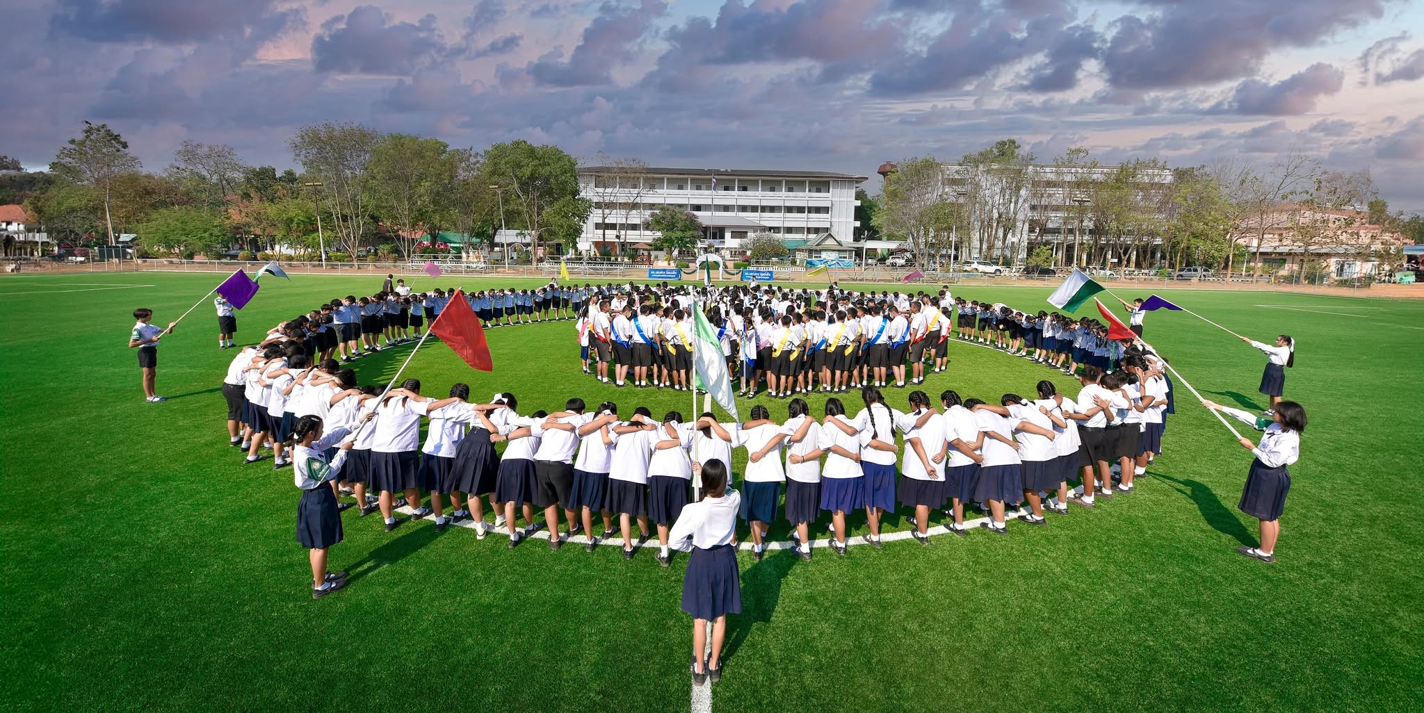 นักเรียนร่วมกิจกรรมกลางสนามโรงเรียน
